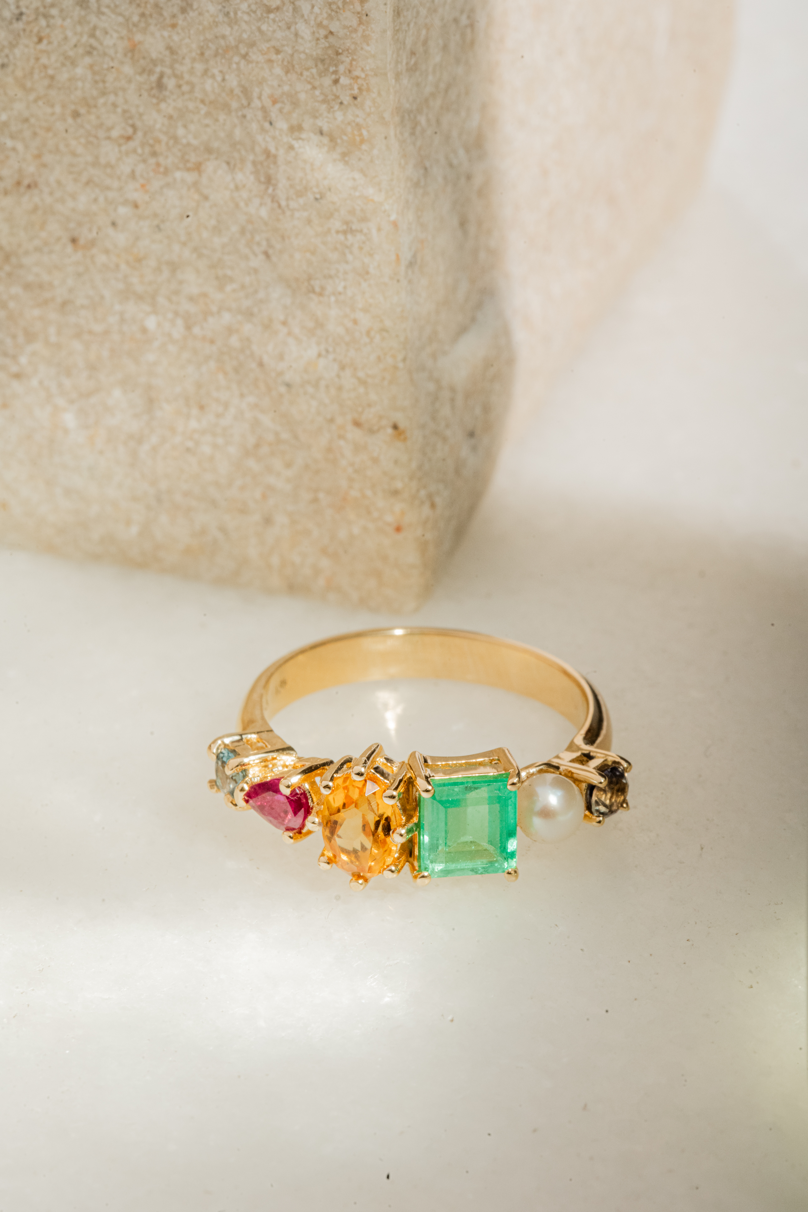 Anillo Family de oro con esmeralda, citrino, rubí, perla y diamantes